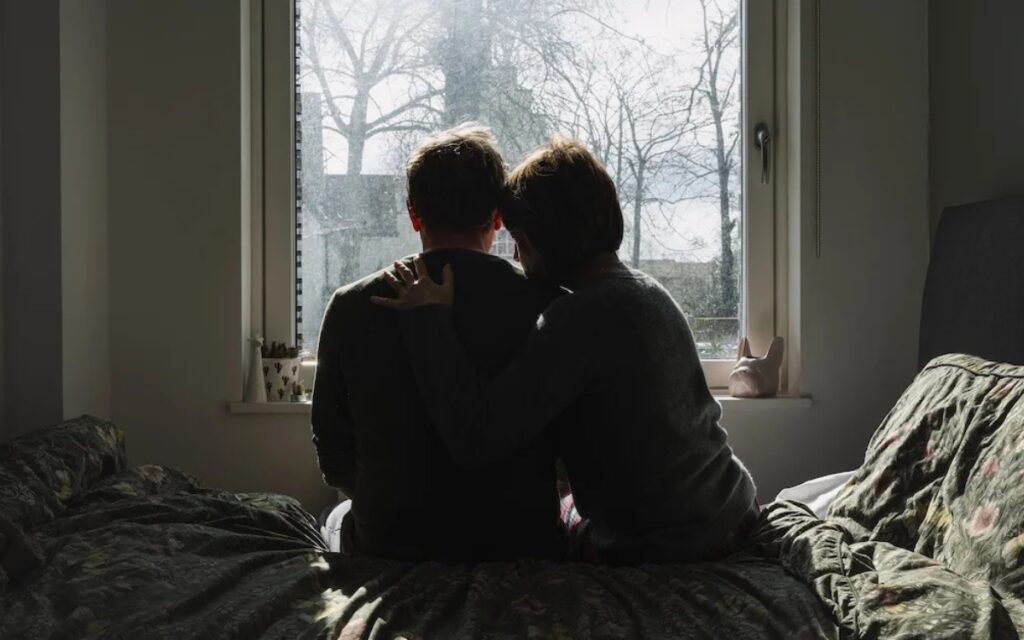 Cônjuges orando juntos em apoio durante um momento difícil