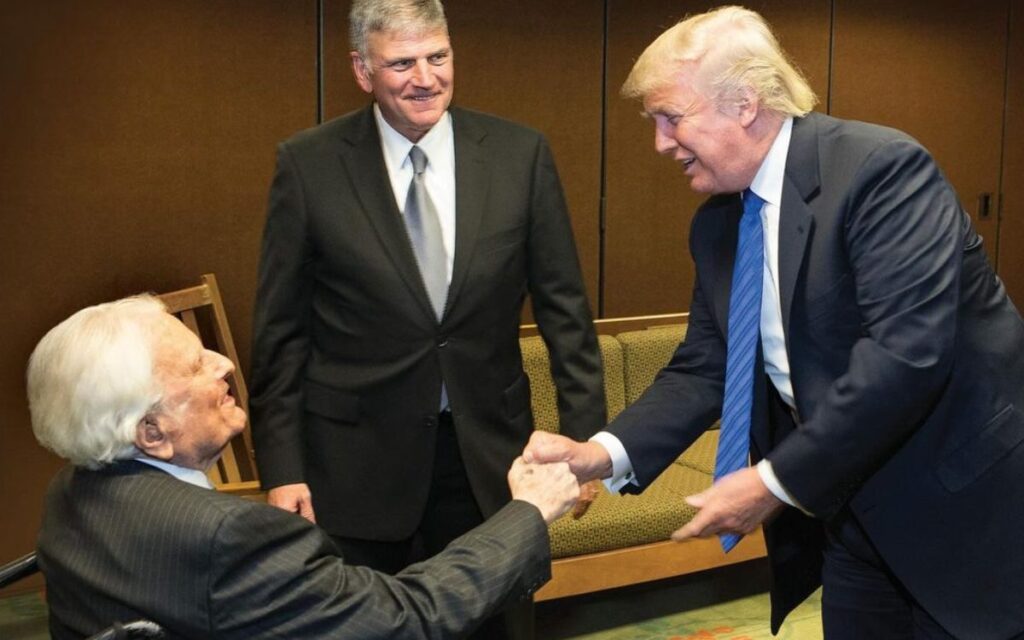 Franklin Graham homenageando seu pai Billy Graham com Donald Trump ao fundo