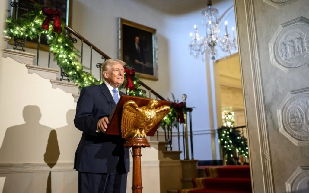 Donald Trump fazendo um discurso sobre a fé no Café da Manhã Nacional de Oração