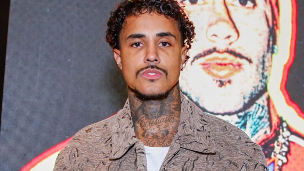 MC Livinho em um momento de reflexão sobre sua carreira e espiritualidade